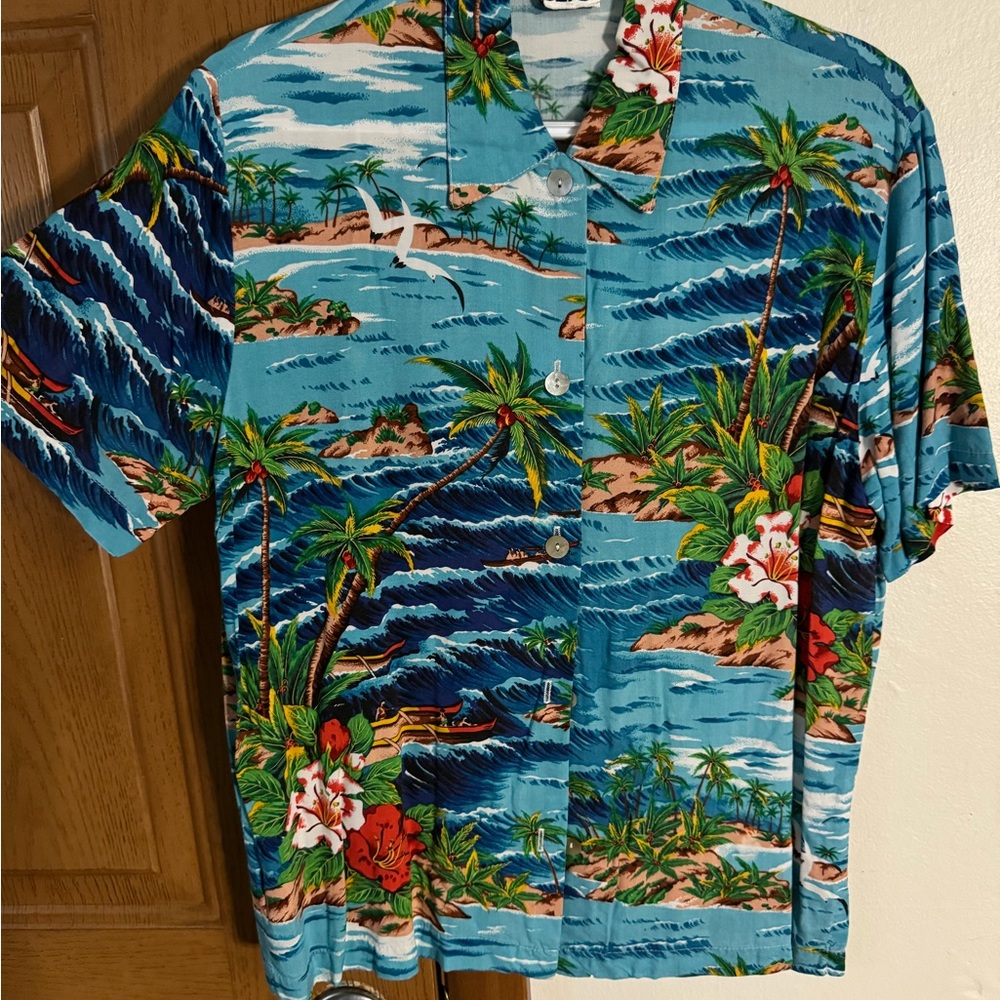 Clio Vibrant Tropical Shirt with Palm and Ocean Design
